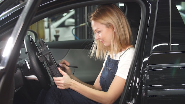 Jak rozszyfrować historię pojazdu sprawdzając jego model po numerze VIN?