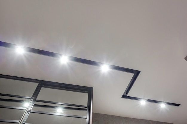 Jak zaplanować rozmieszczenie halogenów w suficie podwieszanym?