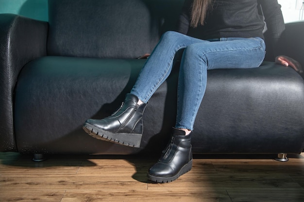 Jakie buty najlepiej pasują do czarnej skórzanej odzieży?