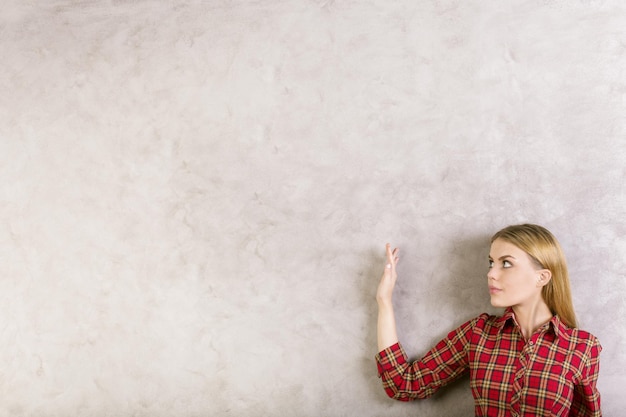 Jakie kreatywne sposoby pomogą ci efektownie oświetlić ścianę?