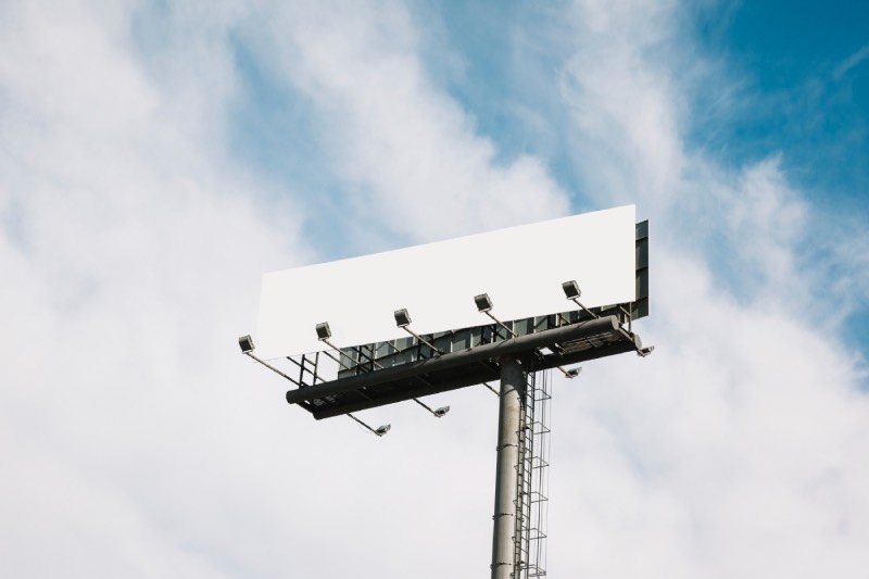 Bezpieczeństwo pracy podczas montażu reklam wielkoformatowych