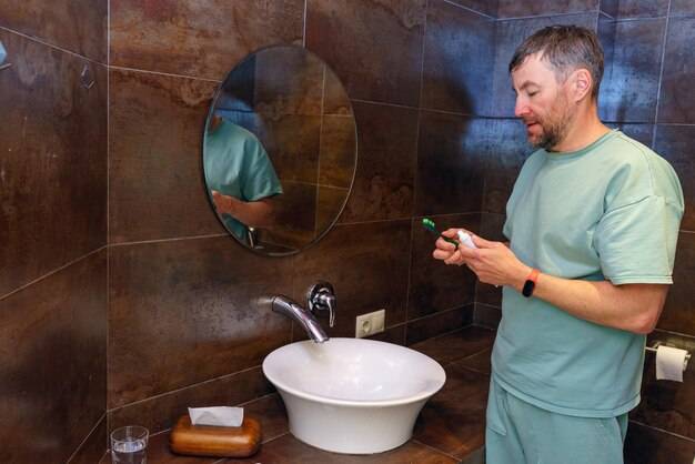 Jak dobrać odpowiednią moc oświetlenia do łazienki?