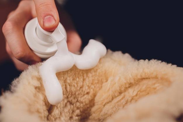 Jak prawidłowo wyprać skórę z barana i nie zniszczyć jej struktury?