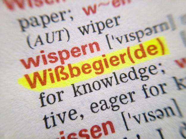 Jak skutecznie zredukować redundancję w listach fraz?