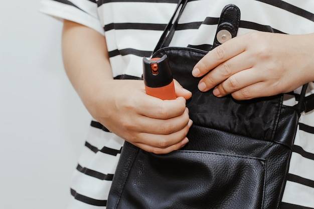 Niespodziewane plamy z długopisu na torebce - jak je skutecznie usunąć?