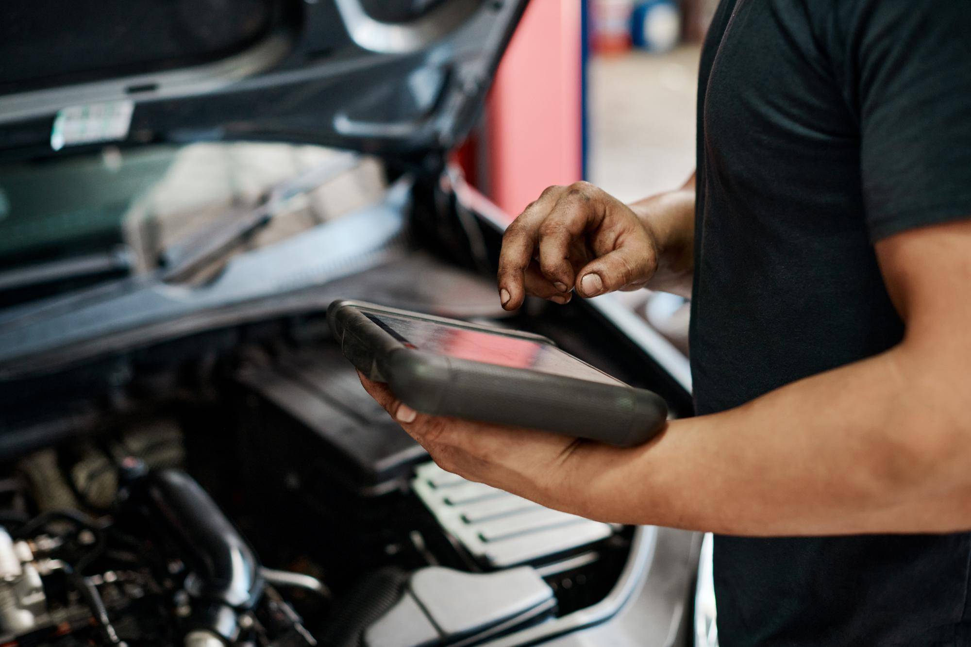Co dokładnie sprawdzają mechanicy podczas przeglądu auta?